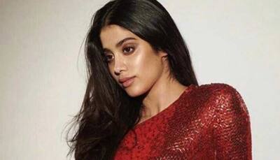 Janhvi Kapoor gives dreamy, retro vibe in this classic floral saree—See pic