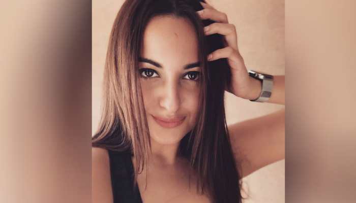 Porn Sobakshi Sinha Story - Sonakshi Sinha's new gym jam is Badshah's record-breaking 'Paagal'. What's  yours? | People News | Zee News