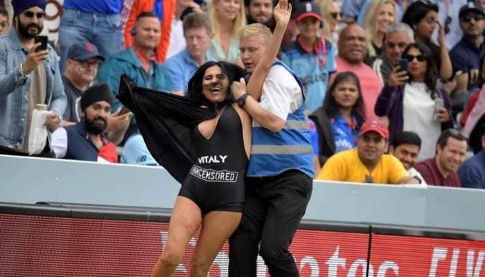 Streaker attempts pitch invasion during World Cup final at Lord&#039;s