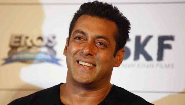 Salman Khan arrives in Phaltan for 'Dabangg 3' shoot, gets mobbed on street