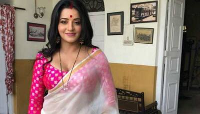 Monalisa ditches her bold look, stuns in a sari - Check out!