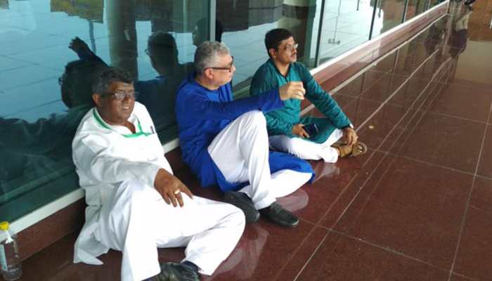 Derek O&#039;Brien-led Trinamool Congress delegation, on way to meet Sonbhadra victims&#039; families, stopped at Varanasi airport