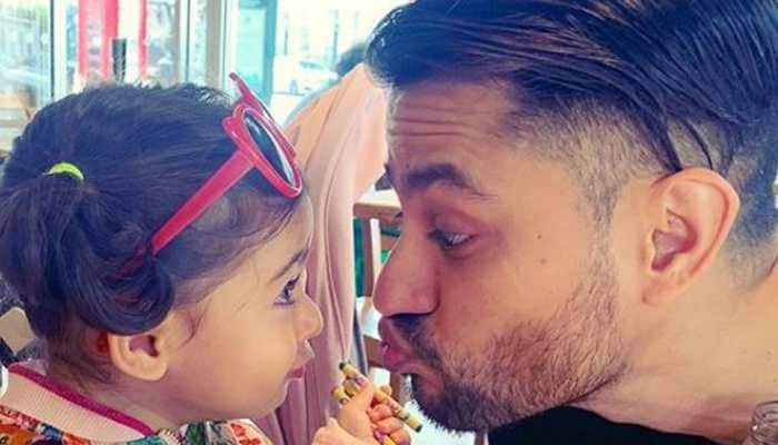 Inaaya Naumi Kemmu imitates dad Kunal Kemmu in this adorable picture- See inside 