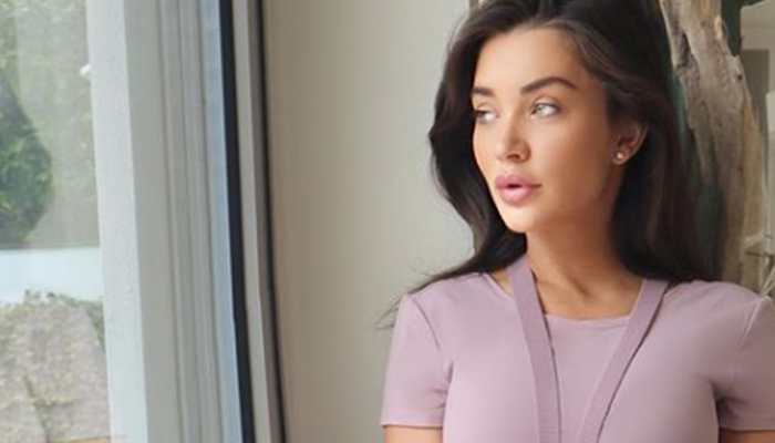 'Working Mamma': Amy flaunts baby bump in photoshoot