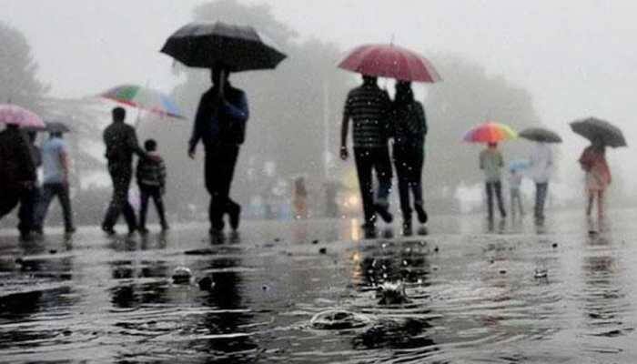  Rain lashes parts of Delhi, brings temperature down