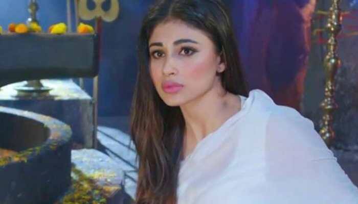 Mouni Roy hilariously explains 'five missed calls from maa emoji' with a pic