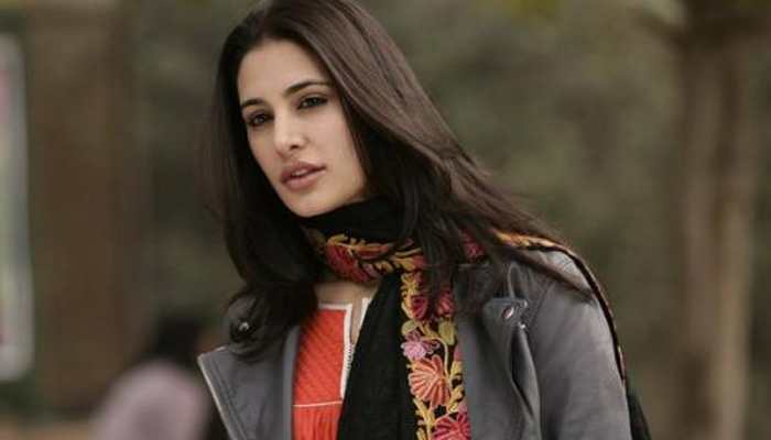 I&#039;m supposed to wear glasses but I never do: Nargis Fakhri