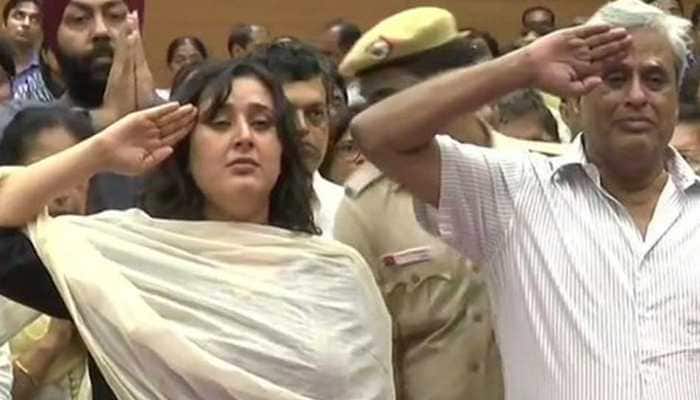 Sushma Swaraj&#039;s husband, daughter salute her before her final journey