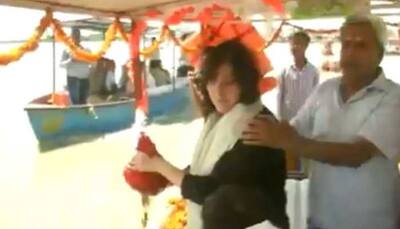 Emotional daughter Bansuri Swaraj immerses Sushma Swaraj's ashes in River Ganga 