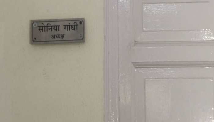 Rahul&#039;s poster removed from Congress headquarter, Sonia Gandhi&#039;s nameplate installed