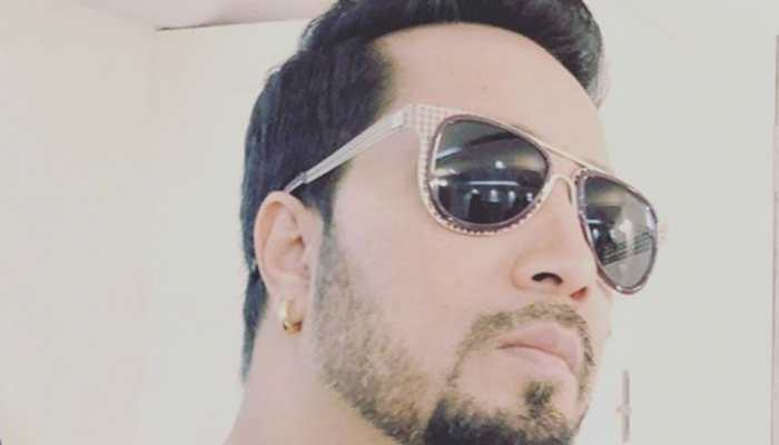 After facing ban from Bollywood, Mika Singh shouts &#039;Bharat Mata Ki Jai&#039; at Attari border—Video