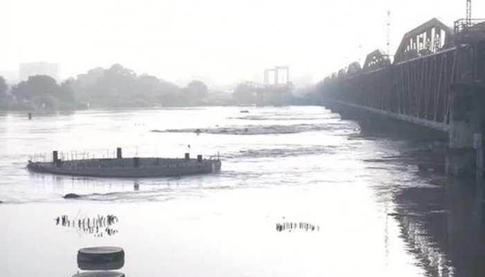 Water level in Delhi's Yamuna recedes below 'danger mark' Water level in Delhi's Yamuna recedes below 'danger mark'