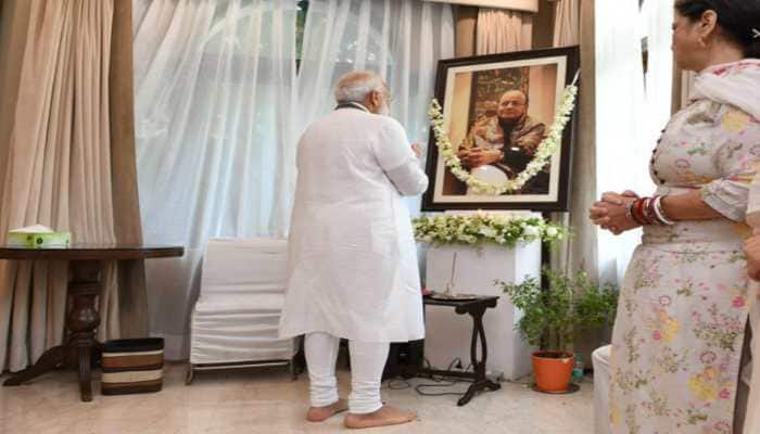 PM Narendra Modi visits Arun Jaitley&#039;s residence, meets family