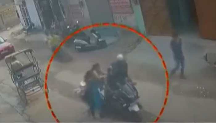 On camera: Internet lauds brave mother-daughter duo for thrashing bike-borne chain-snatcher in Delhi