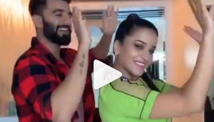 Monalisa performs on &#039;Tenu Takya Te Bhul Gaiyan&#039; in a neon dress-Watch