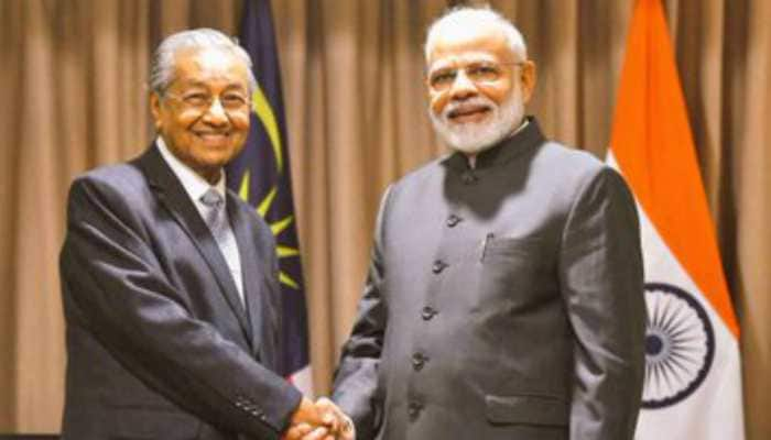 PM Modi meets Malaysian counterpart Mahathir Bin Mohamad in Russia, raises issue of Zakir Naik&#039;s extradition