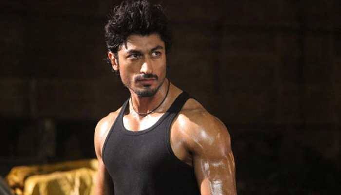 Vidyut Jammwal works out with LPG cylinder