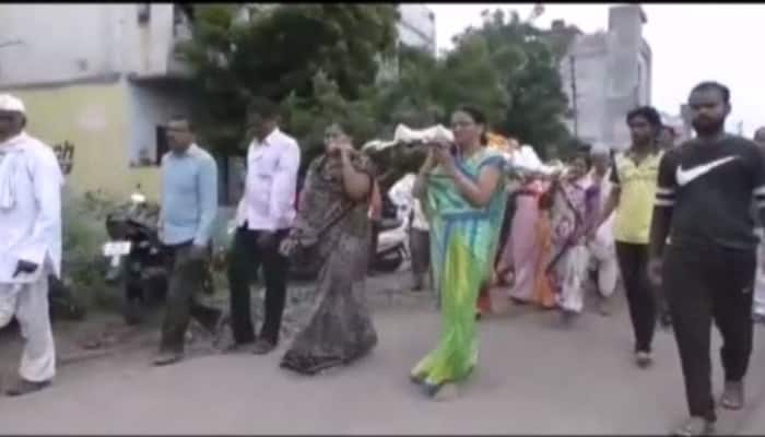 Daughters-in-law carry mother-in-law&#039;s mortal remains in Maharashtra&#039;s Beed