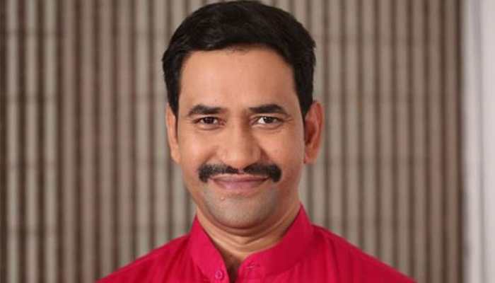 Dinesh Lal Yadav shares a pic from the sets of Nirahua The Leader- See pic