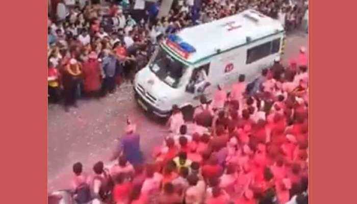 Devotees make way for ambulance amidst Ganesh Visarjan procession, video wins hearts — Watch 