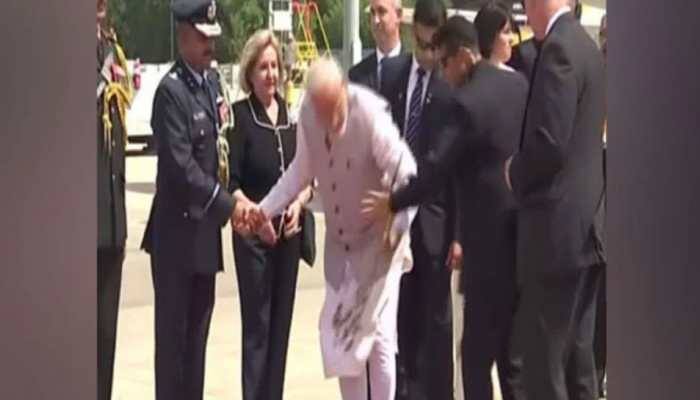 PM Narendra Modi picks up fallen flowers at Houston airport, wins a million hearts - WATCH 