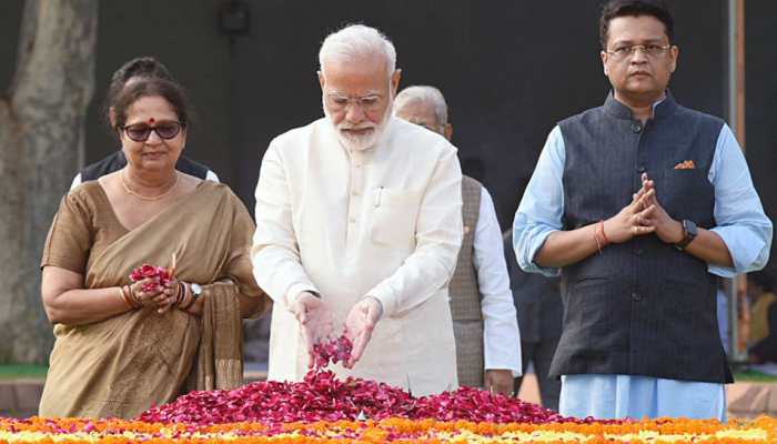 Mahatma Gandhi's ideals are our guiding light: President Kovind, PM Modi pay tributes