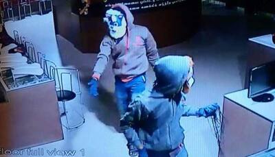 2 masked men decamp with jewels worth 13 crore from jewelry store in Tamil Nadu's Trichy 