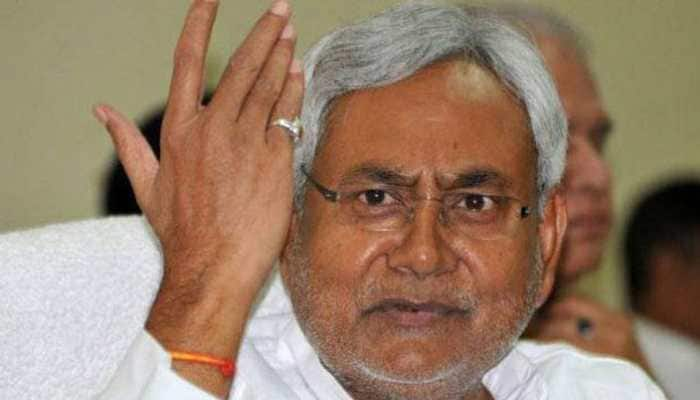 Nitish Kumar performs aarti, offers prayers to Goddess Durga at Patna&#039;s Badi Patan Devi temple