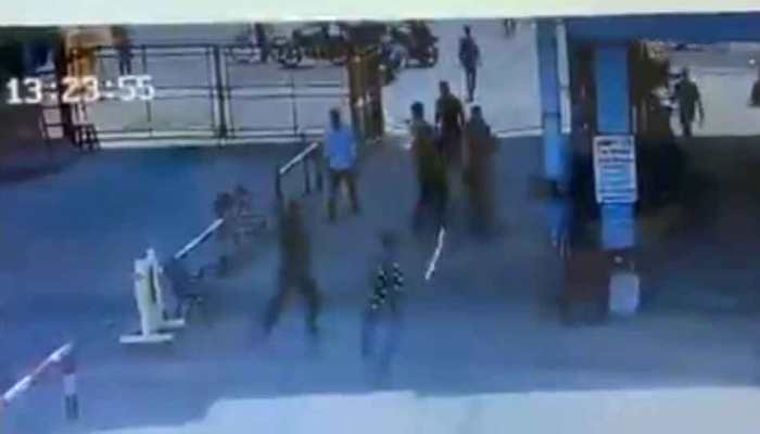 Miscreants attack security guards at Gujarat&#039;s Kandla zoo with swords, sticks — Watch