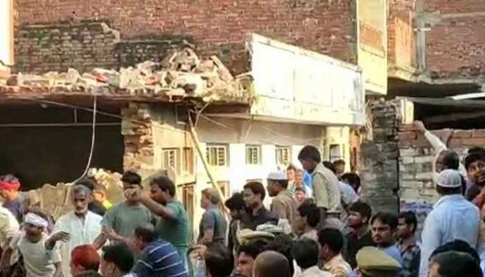 Seven killed, over dozen injured as building collapses after cylinder blast in Uttar Pradesh&#039;s Mau