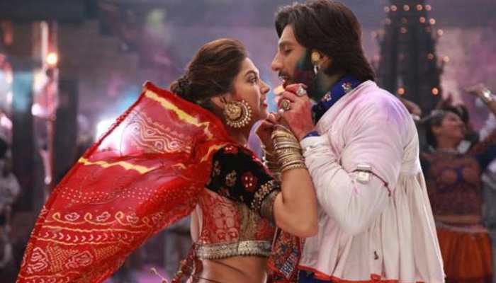 Ranveer Singh got his eyes on Deepika Padukone and this viral 'Ram Leela' pic says it all!