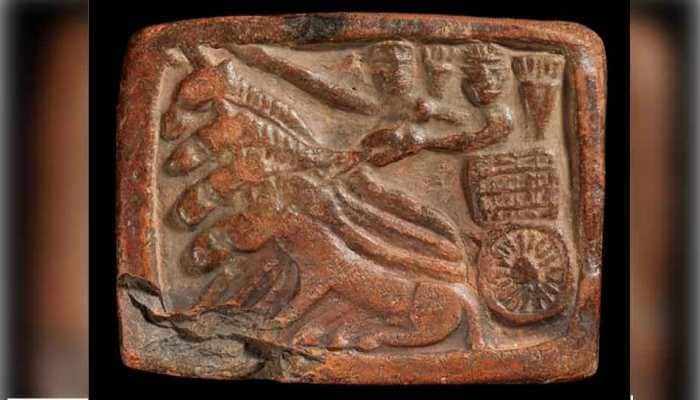 Does this terracotta tablet from around 1,000 BCE depict Lord Krishna and Arjuna?