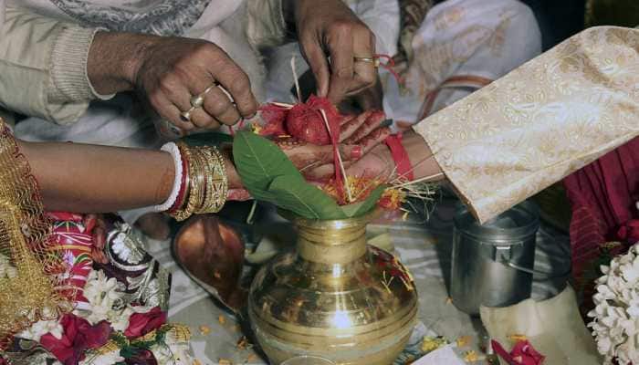 Karwa Chauth 2019: Top WhatsApp, Facebook and text messages