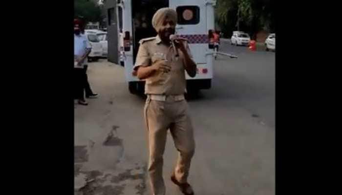 Daler Mehndi tweets a hilarious video of cop singing &#039;Bolo Tara Ra Ra&#039;-Watch 