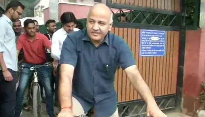 Delhi Deputy CM Manish Sisodia leaves for work on bicycle, says &#039;odd-even will bring relief from pollution&#039;