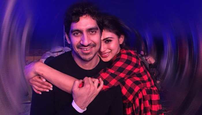 Mouni Roy&#039;s adorable pic with &#039;Brahmastra&#039; director Ayan Mukerji is unmissable!