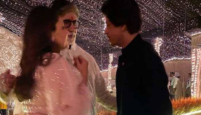 Amitabh Bachchan, Shah Rukh and Gauri Khan indulge in some 'serious' conversation in this picture- See pic