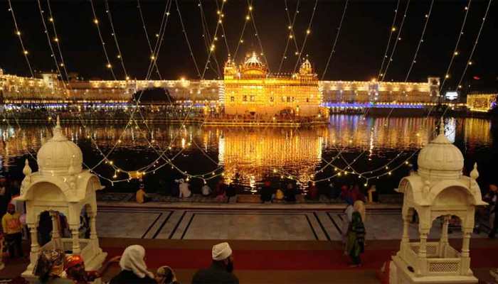 Delhi : Sikh devotees flock to Gurudwara Bangla Sahib on Guru Purab