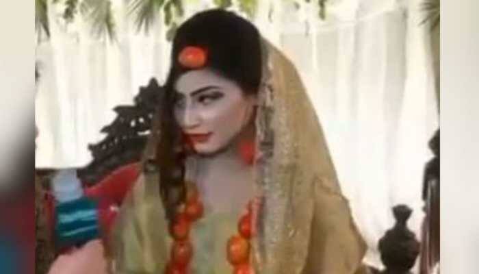 Pakistani bride wears jewellery made of tomatoes on her wedding and Twitter can't even...