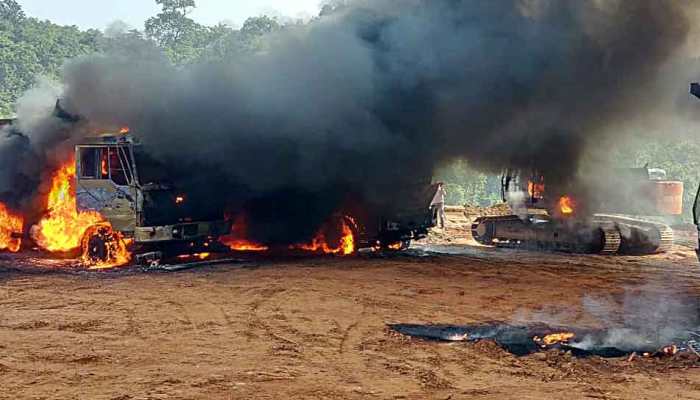 Naxals set ablaze six vehicles in Chhattisgarh&#039;s Narayanpur 