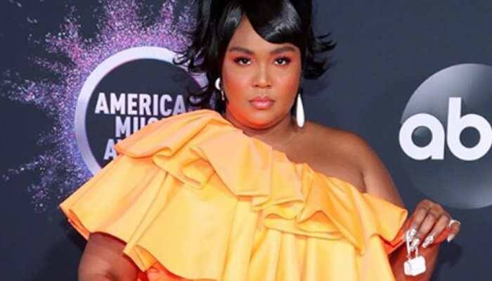 Lizzo's tiny purse won the AMA red carpet