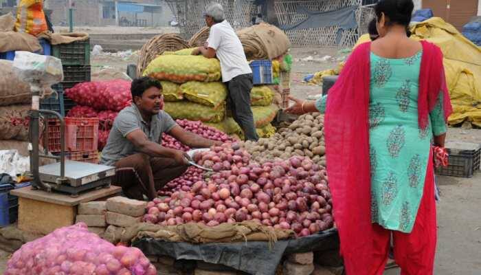 Centre slashes onion stock holding limit for retailers, wholesalers to curb skyrocketing prices