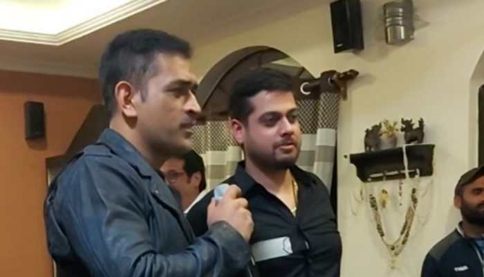 MS Dhoni croons iconic song 'Jab Koi Baat Bigad Jaye'—Watch