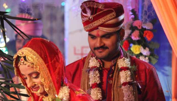 Akshara Singh, Arvind Akela Kallu&#039;s &#039;wedding pictures&#039; go viral, here&#039;s the truth behind them