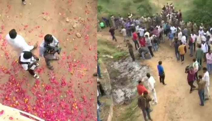 Hyderabad encounter: People shout &#039;Telangana Police Zindabad&#039;, shower rose petals on cops