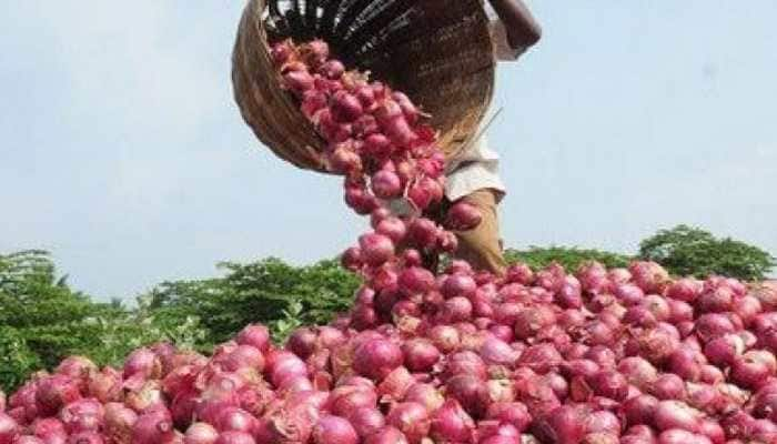 On camera: Amid soaring prices, 2 men caught stealing onions worth Rs 21,160 in Mumbai; arrested