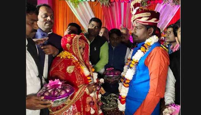 Bride, groom exchange garlands of onion, garlic in Uttar Pradesh&#039;s Varanasi