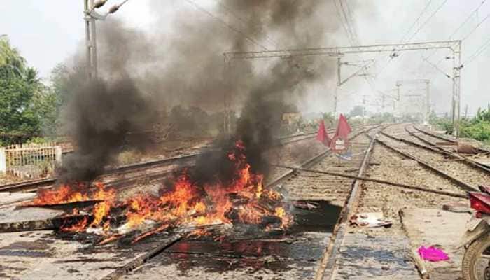 Protests against NRC and CAA erupts in several districts of West Bengal, train services affected