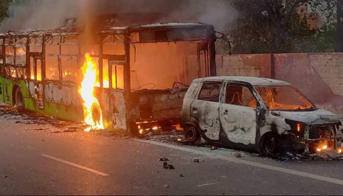Anti-Citizenship Act protesters set 3 buses on fire near Delhi&#039;s Jamia Nagar