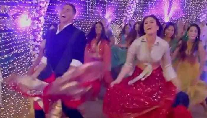 Laal Ghaghra song: Akshay Kumar-Kareena Kapoor locked in a battle of &#039;ghagras&#039;